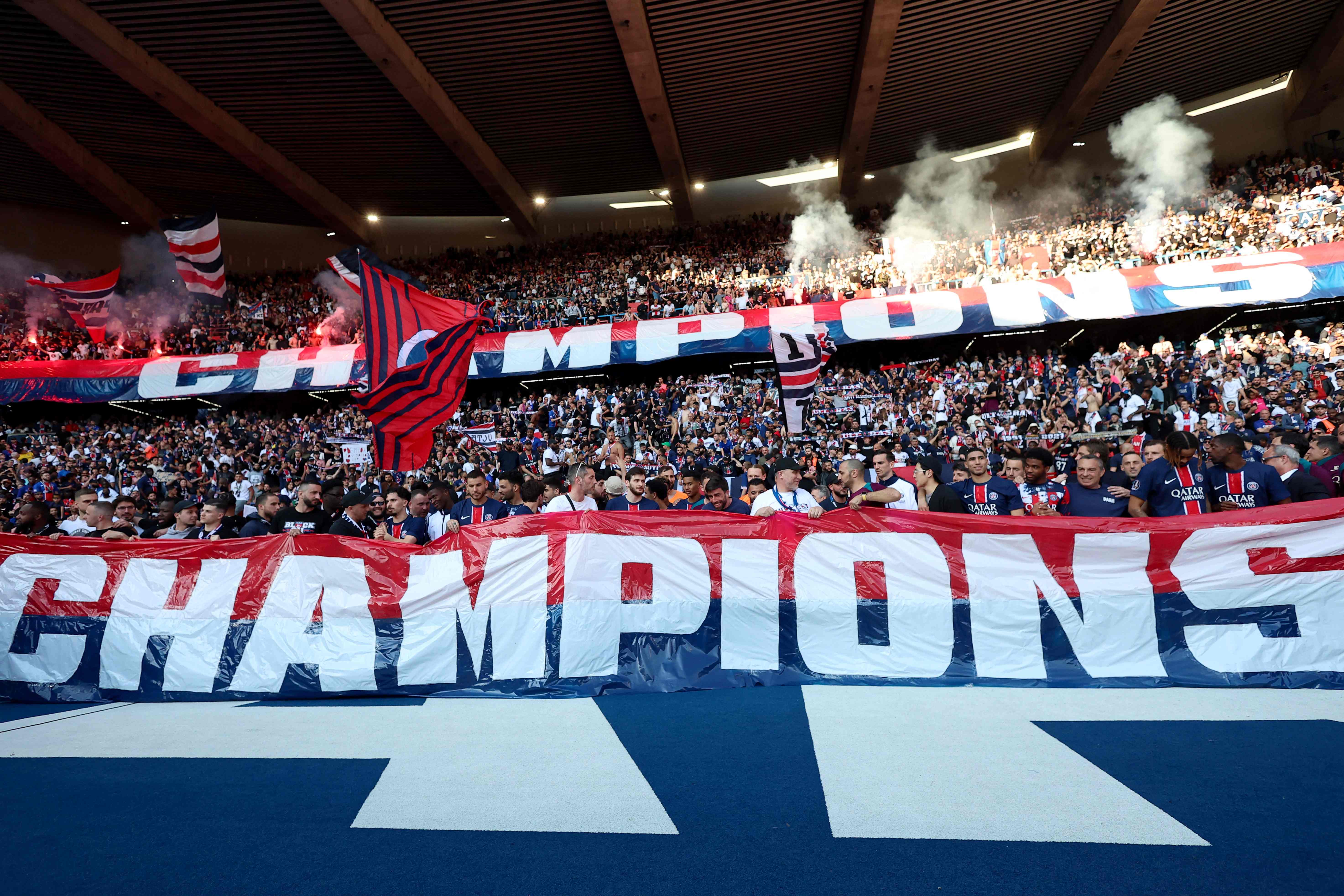 包含巴黎圣日耳曼队稳定发挥,夺得胜利领跑积分榜,战绩斐然的词条 包含巴黎圣日耳曼队稳定发挥,夺得胜利领跑积分榜,战绩斐然的词条