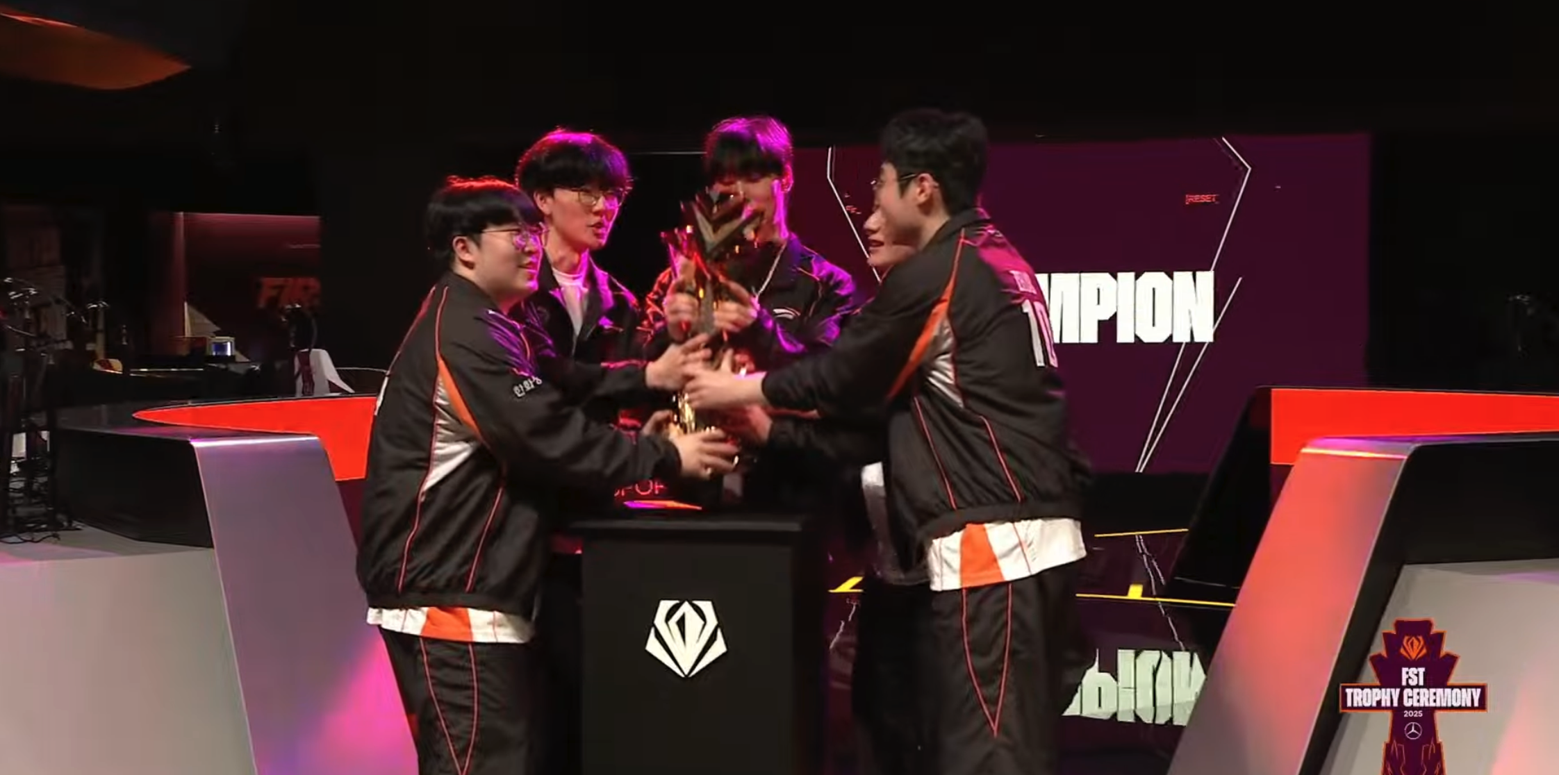 T1碾压HLE,Lehends线上压制力十足宿敌对决半决赛,点燃全场激情的简单介绍 T1碾压HLE,Lehends线上压制力十足宿敌对决半决赛,点燃全场激情的简单介绍