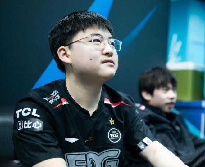 CLG血洗IG,Uzi团战一打五峡谷大战八强赛,点燃全场激情 CLG血洗IG,Uzi团战一打五峡谷大战八强赛,点燃全场激情