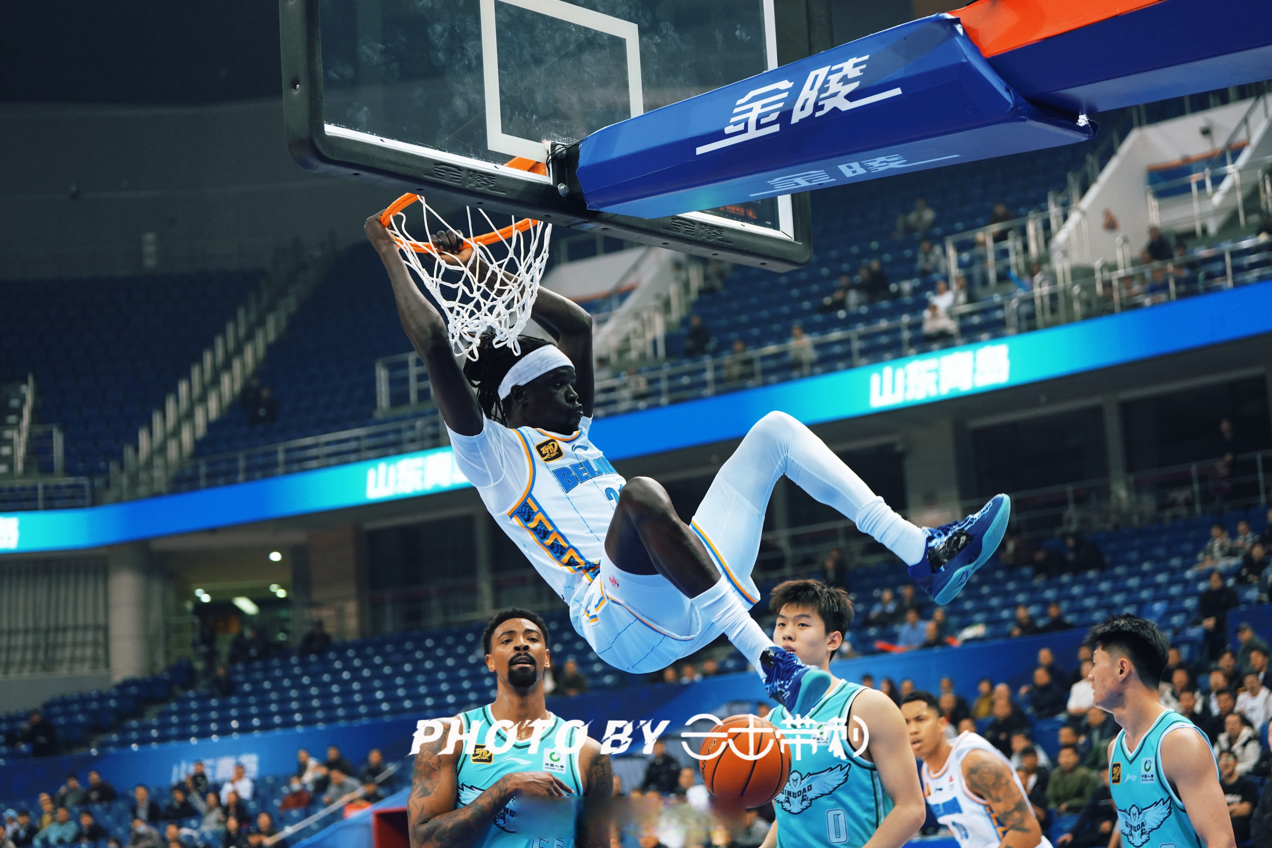 青岛队险胜篮网，浓眉哥带队取胜