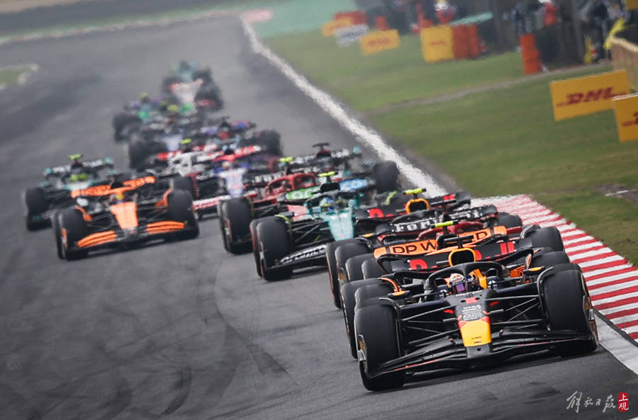 关于索伯车队横扫阿斯顿马丁，拉塞尔统治全场的信息
